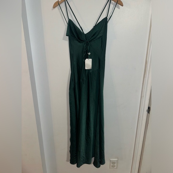 ✨HOST PICK✨NWT Revolve Gaia Dress by ASTR the Label in GREEN - Picture 9 of 14